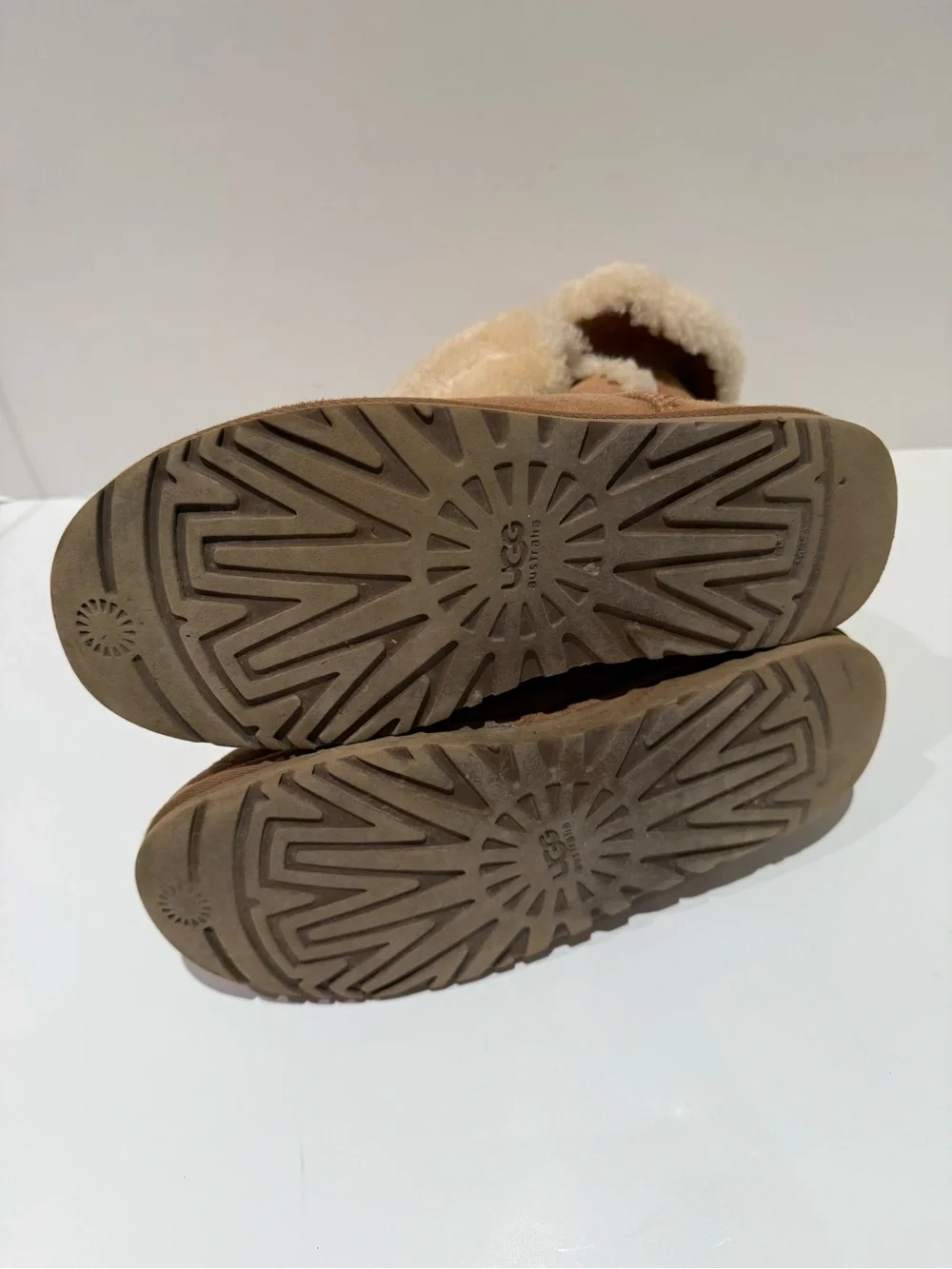 UGG Classic Short Genuine Shearling Cuffed Boots Tan Chestnut Suede Ankle Size 9